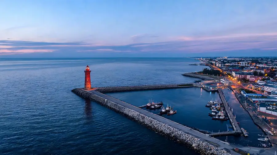 Latarnia i falochron w Kołobrzegu o zmierzchu